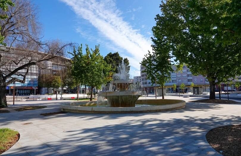 Fonte da Praça 25 de Abril Iluminada de Vermelho em Setembro para Sensibilizar sobre os Cancros do Sangue