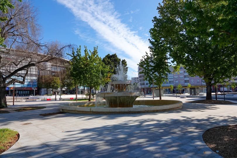 Fonte da Praça 25 de Abril Iluminada de Vermelho em Setembro para Sensibilizar sobre os Cancros do Sangue