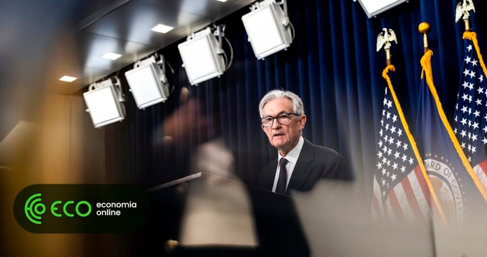 Powell Sinaliza Possibilidade de Ajuste na Política do Fed; Mercados Antecipam Queda dos Juros