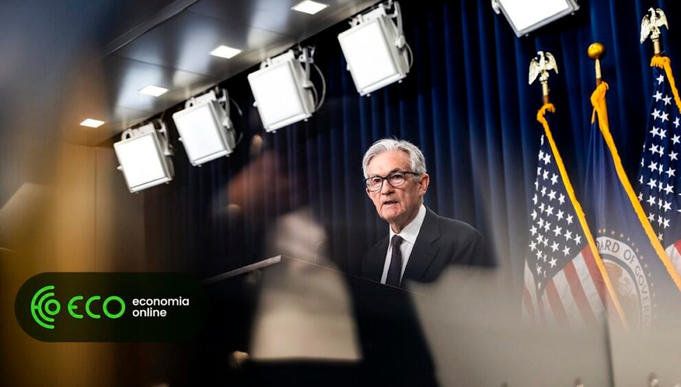 Powell Sinaliza Possibilidade de Ajuste na Política do Fed; Mercados Antecipam Queda dos Juros