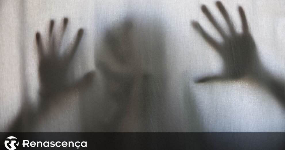 Defeitos no mecanismo de pulseiras contra agressões domésticas resultam em isenções de infratores.