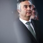 Por que os riachos de salmão do Alasca estão repentinamente sangrando laranja