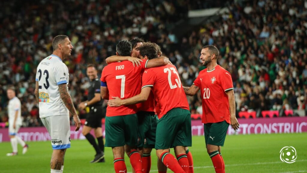 Lendas de Portugal brilham e aplicam goleada ao Resto do Mundo