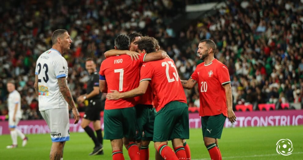 Lendas de Portugal brilham e aplicam goleada ao Resto do Mundo