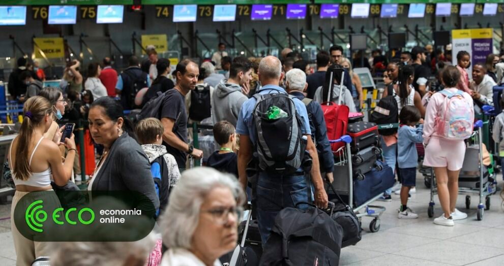 Greve nos aeroportos desconvocada: Sindicato critica serviços mínimos