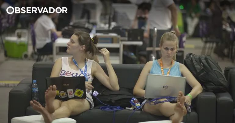 Human Rights Watch Elogia Brasil por Restringir Uso de Redes Sociais por Menores