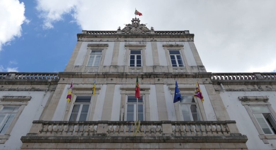 Coimbra ilumina edifícios e fontes em dourado para sensibilizar sobre o câncer pediátrico
