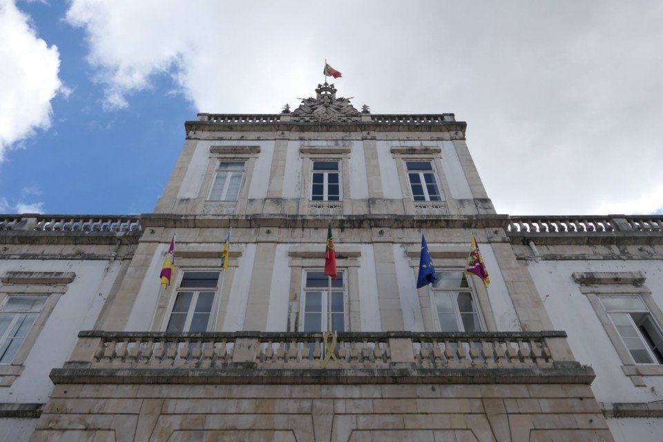 Coimbra ilumina edifícios e fontes em dourado para sensibilizar sobre o câncer pediátrico