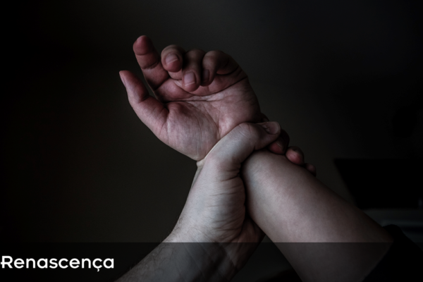 Mulher salta da janela para escapar de parceiro violento