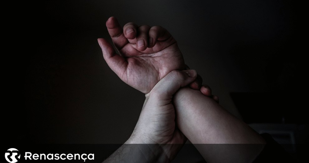Mulher salta da janela para escapar de parceiro violento