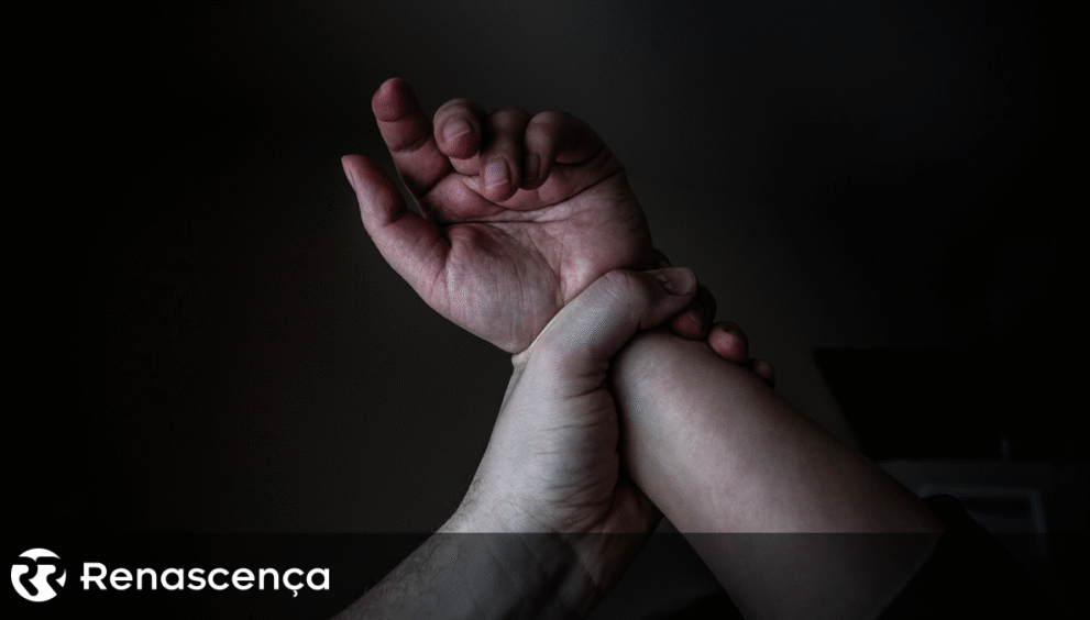 Mulher salta da janela para escapar de parceiro violento