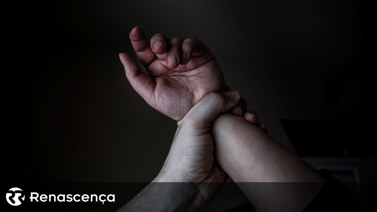 Mulher salta da janela para escapar de parceiro violento