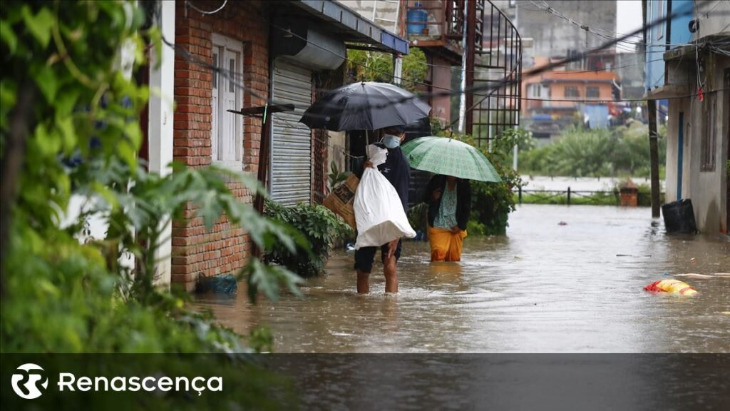 Mais de 42 indivíduos perderam a vida em enchentes e deslizamentos no Nepal.