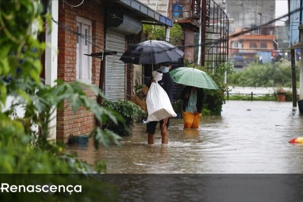 Mais de 42 indivíduos perderam a vida em enchentes e deslizamentos no Nepal.