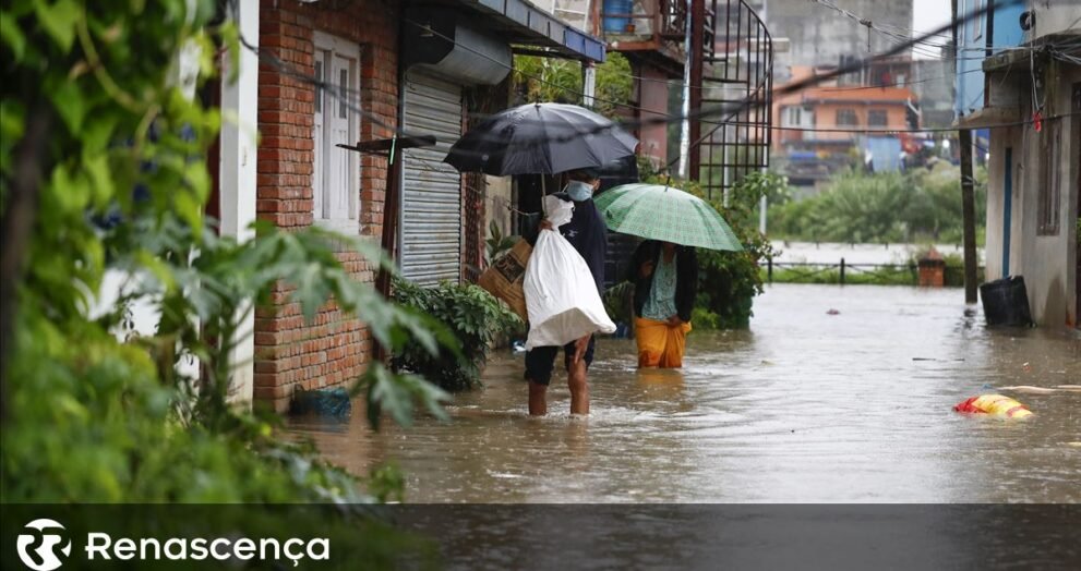 Mais de 42 indivíduos perderam a vida em enchentes e deslizamentos no Nepal.