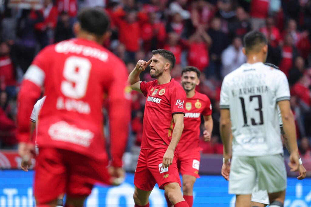 Toluca vence Querétaro por 4-0, e Paulinho se destaca com gol e assistência