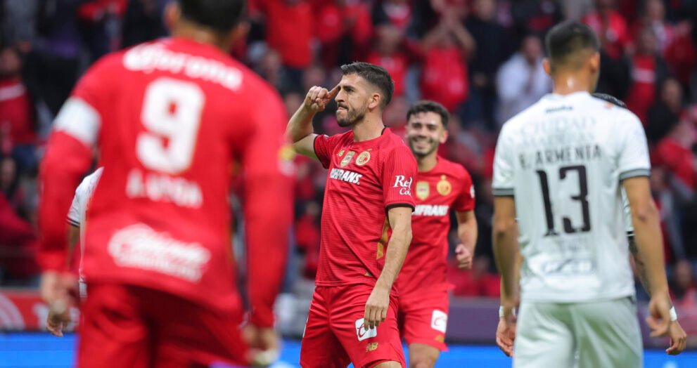 Toluca vence Querétaro por 4-0, e Paulinho se destaca com gol e assistência