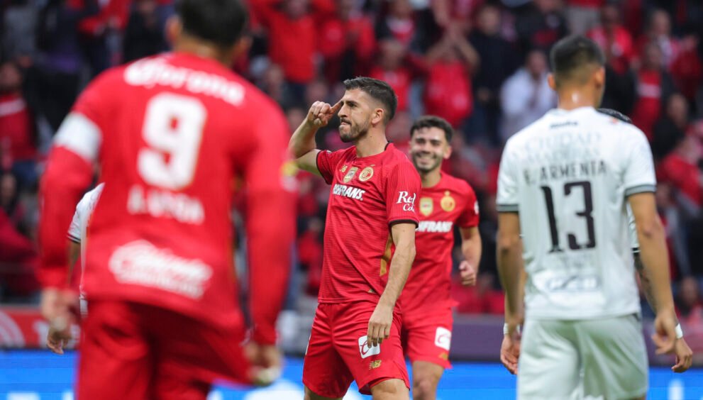 Toluca vence Querétaro por 4-0, e Paulinho se destaca com gol e assistência