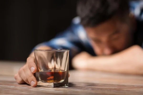 Cientistas descobrem circuito cerebral que aprisiona usuários de álcool no ciclo vicioso da dependência