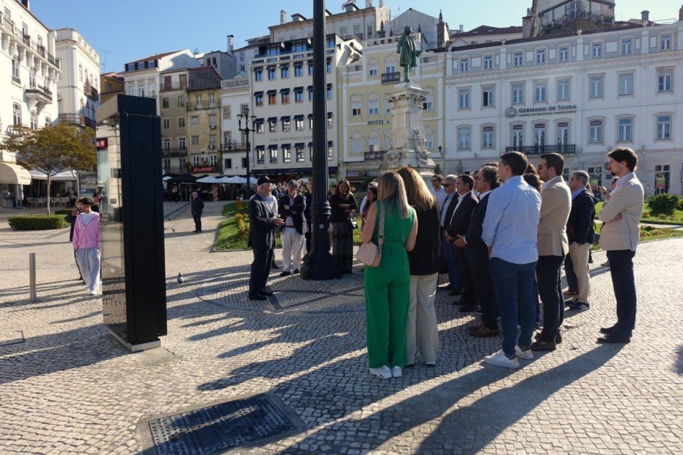 Baixa de Coimbra Recebe Novo Mobiliário Urbano Digital