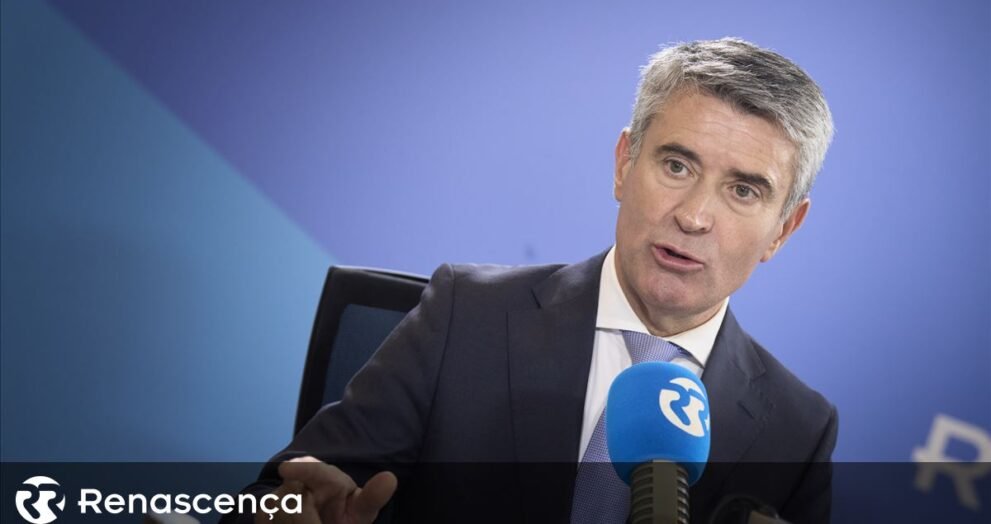 Autárquicas. Carneiro critica Executivo por desconhecer a nação ao mencionar a receita média de 2.300 euros.