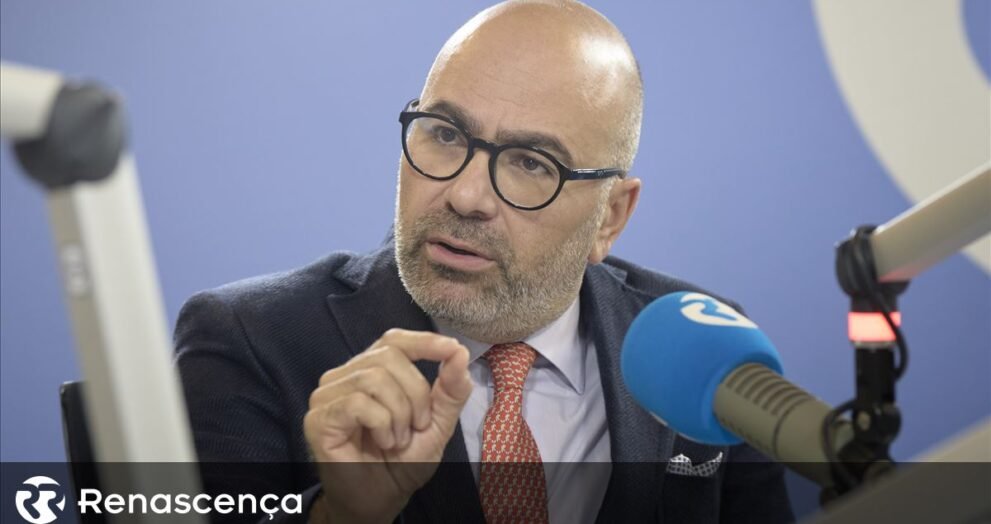 Pinto Luz observa Chega "inovadora" e aceita comunicação com "qualquer partido respeitável