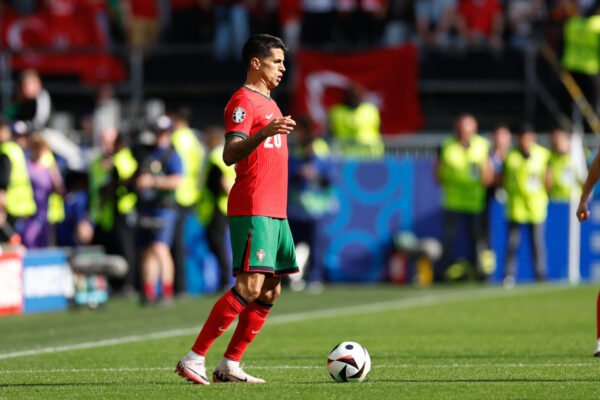 João Cancelo sobre as eleições do Benfica: 'Se os adeptos escolheram Rui Costa como presidente, foi a melhor opção'
