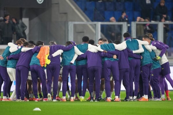 Treinador da Fiorentina denuncia jogador por se recusar a bater pênalti e gera confusão nas redes sociais com mensagens apagadas