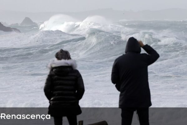 Alerta rubro em toda a faixa ocidental com ondas de até 15 metros