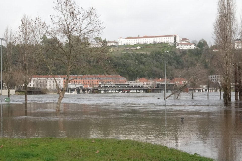 CM de Coimbra monitora aumento do rio Mondego e reposição de eletricidade após a depressão KRISTIN