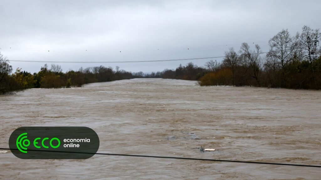 Dique no Mondego cede e corta A1 nos dois sentidos em Coimbra