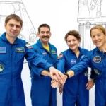 Quatro astronautas entram em quarentena à medida que o lançamento da Crew