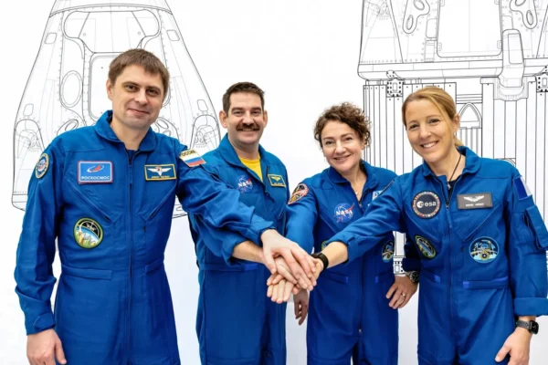 Quatro astronautas entram em quarentena à medida que o lançamento da Crew