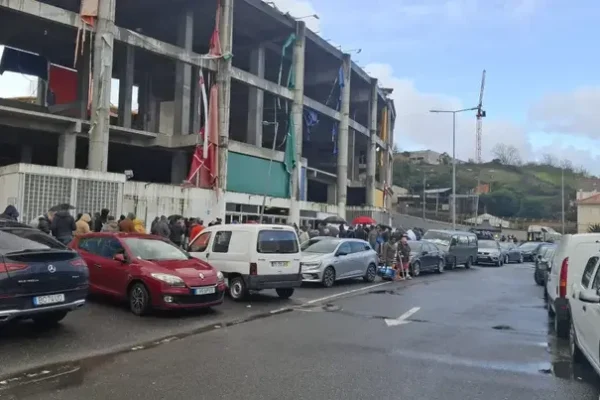 Filas para Comida e Telhas no Estádio de Leiria