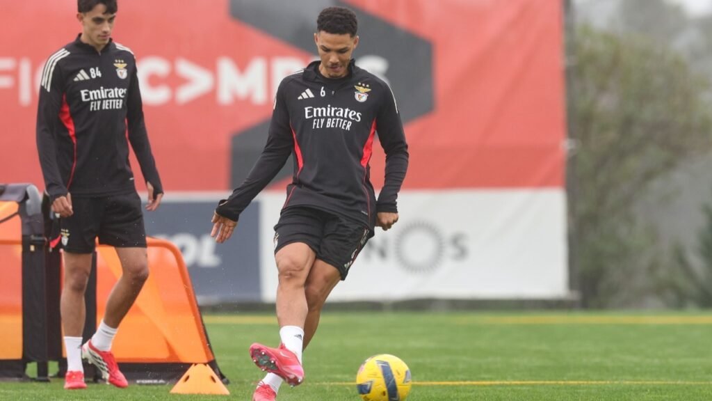 Benfica mantém a porta aberta para a saída de Alexander Bah no verão: veja a situação