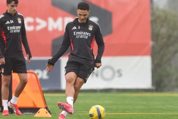 Benfica mantém a porta aberta para a saída de Alexander Bah no verão: veja a situação