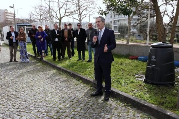 Coimbra Entrega Compostores às Eco