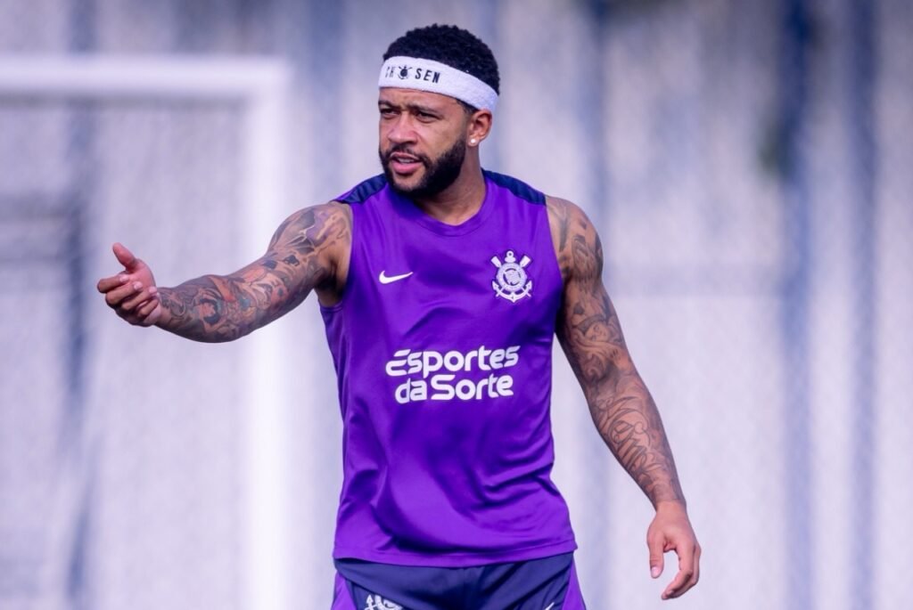 Memphis Depay esclarece polêmica no Corinthians