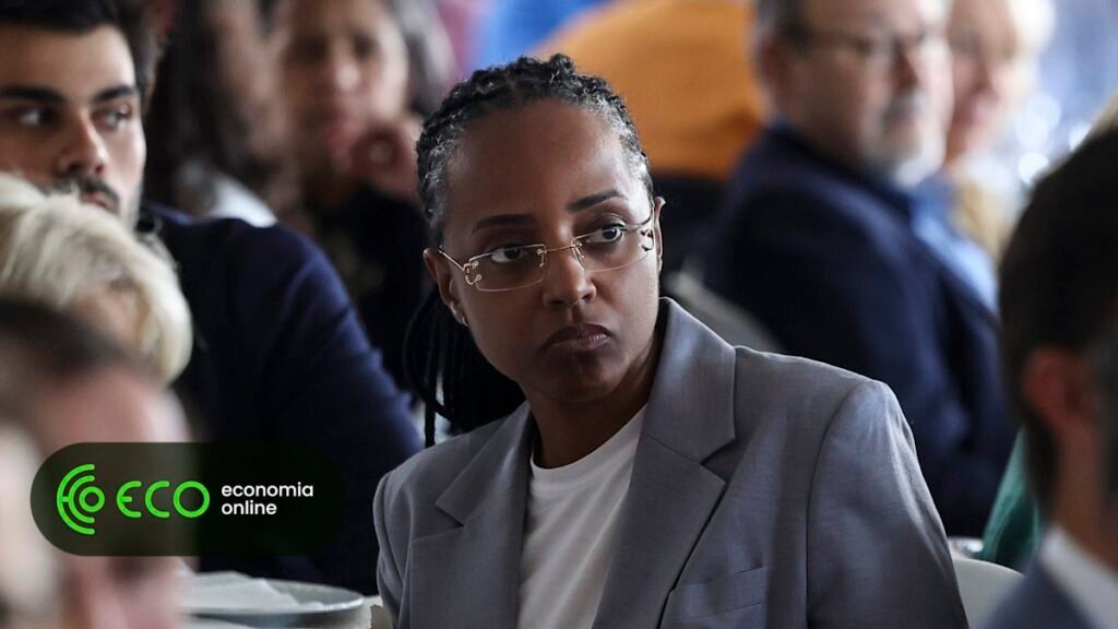 Parlamento censura socialista Eva Cruzeiro por chamar deputados do Chega de racistas