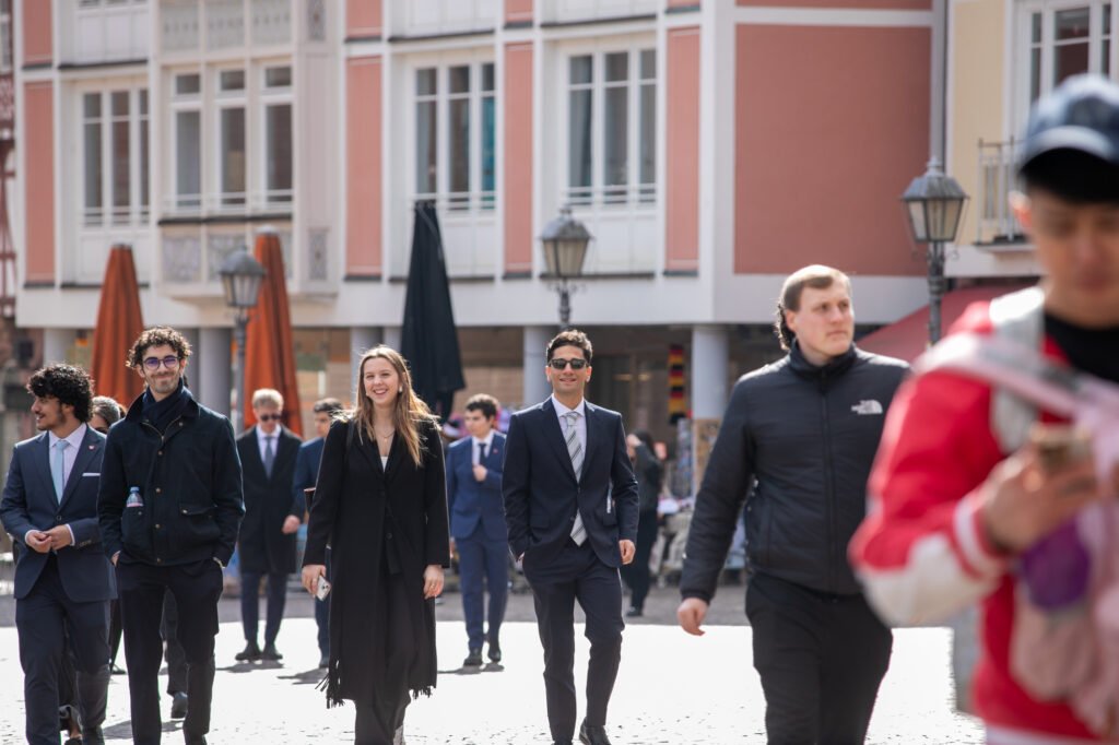 Do Quelhas a Frankfurt: Mestres das Contas no Oásis Financeiro Europeu