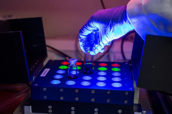 Um erro em laboratório em Cambridge revela uma nova forma poderosa de modificar moléculas de medicamentos
