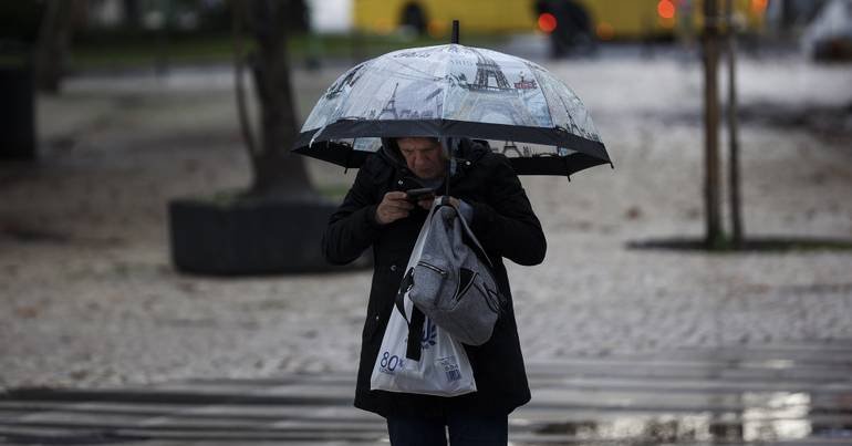 Granizo, aguaceiros e trovoada: alerta amarelo em onze distritos