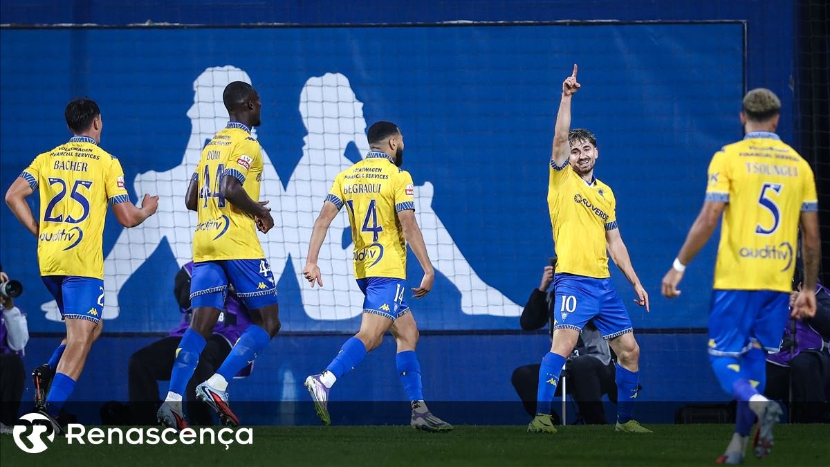 Estoril triunfa em jogo com sete tentos
