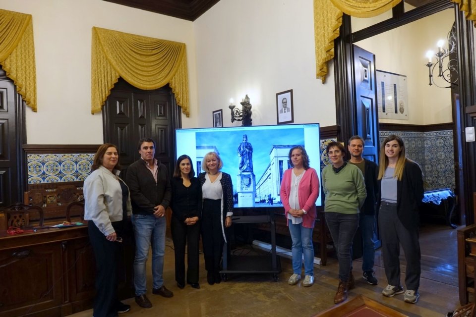 CM de Coimbra inicia restauro da estátua de D. Dinis na Alta Universitária
