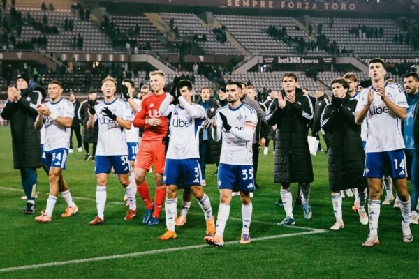 Pisa conquista vitória histórica aos 90+5 e Como 1907 destrói o Torino, subindo ao sexto lugar