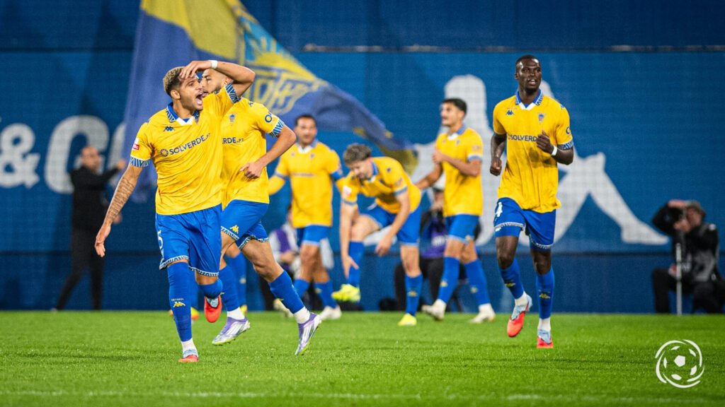 Estoril Praia triunfa sobre Arouca em um duelo eletrizante com 7 gols
