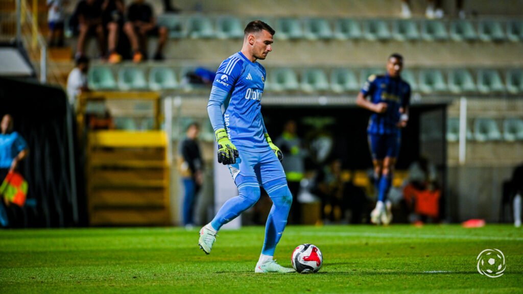 Fenerbahçe coloca Dominik Livaković a preço de saldo; clube interessado no guarda