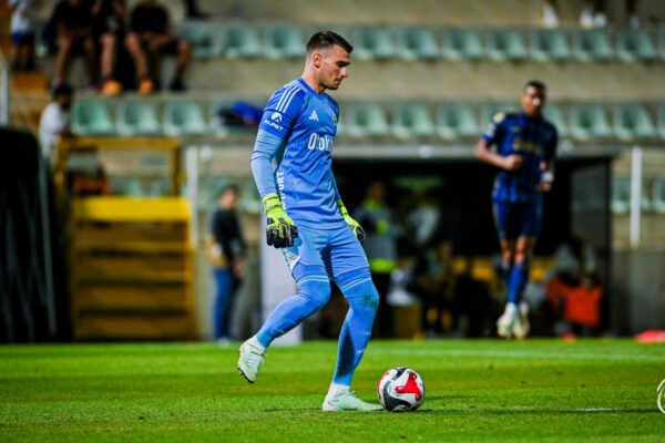 Fenerbahçe coloca Dominik Livaković a preço de saldo; clube interessado no guarda