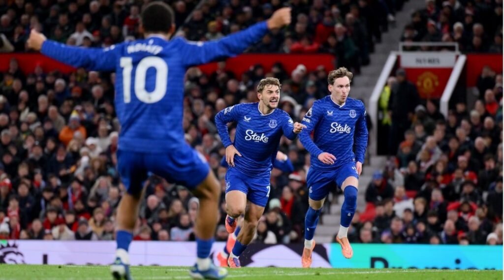 Manchester United perde para o Everton em partida marcada pela expulsão mais surreal do ano