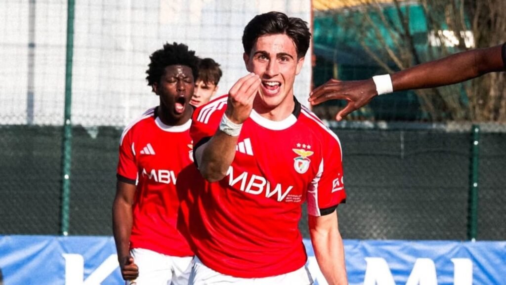 Técnico italiano impressionado com jovem médio do Benfica: «É praticamente um robô»